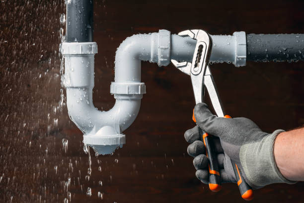 Professional Emergency Plumber technician working in Chandlerville, IL